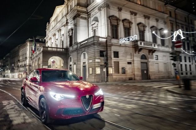 Milano, sotto l'albero spunta l'Alfa Romeo Stelvio Quadrifoglio