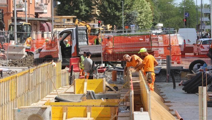 Tram, lavori al rush finale: ultimi binari in Corticella mentre riapre Santa Viola