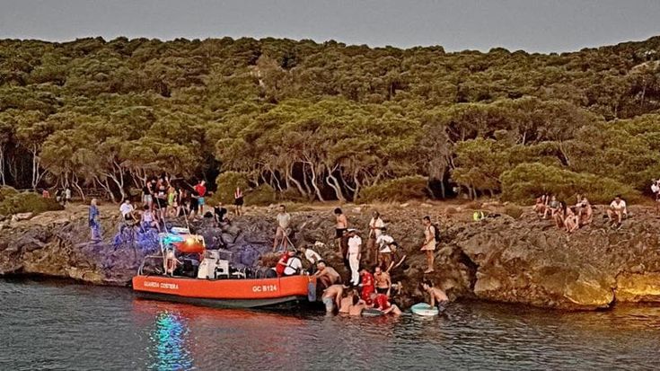 Salento, si tuffa e sbatte la testa contro uno scoglio: 25enne soccorso via mare a Porto Selvaggio