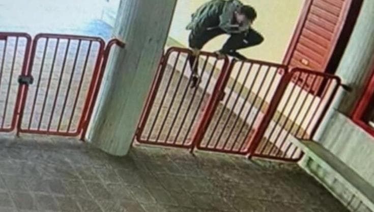 Violenza sessuale, 20enne aggredita nell’androne di casa. L’uomo ripreso dalle telecamere