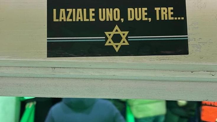 Roma, adesivo antisemita al Celtic Park: la Stella di David per insultare i tifosi laziali
