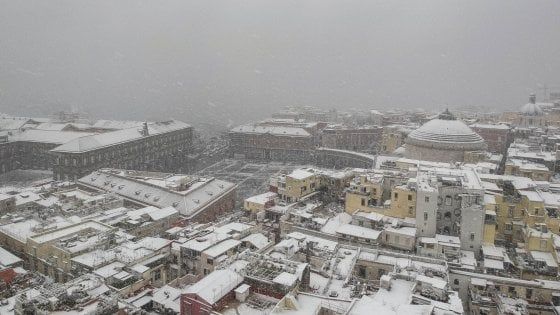 Il maltempo arriva al Sud: scuole chiuse a Napoli, in Puglia voli dirottati. Caos ferrovie, Delrio: "Mai più fatti simili"