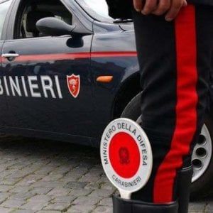 Picchia la madre che gli nega il denaro: arrestato a 29 anni nel Fiorentino