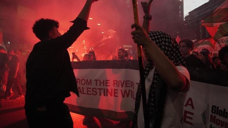 In piazza per Gaza: tensione al presidio trasformato in corteo tra spintoni e cariche della polizia