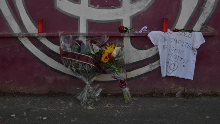 Protti, l’addio di Livorno: in 12 mila allo stadio tra lacrime e striscioni: “Ciao Igor”