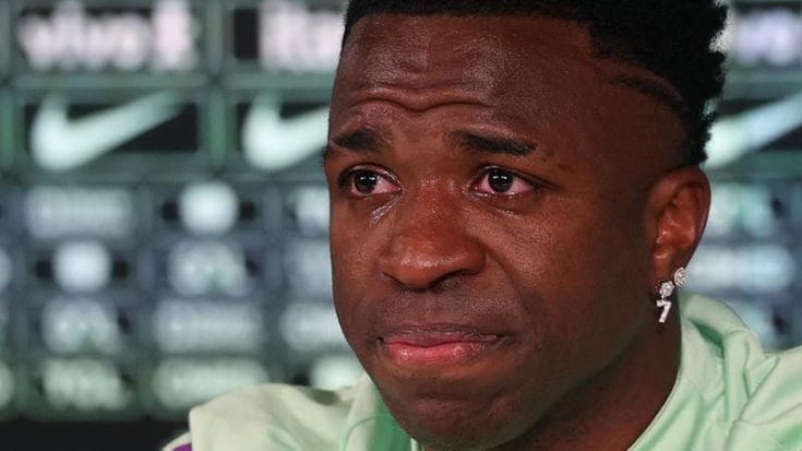 Vinicius scoppia a piangere alle domande sul razzismo: “Non voglio più vedere i neri soffrire. Vorrei poter pensare solo al calcio”
