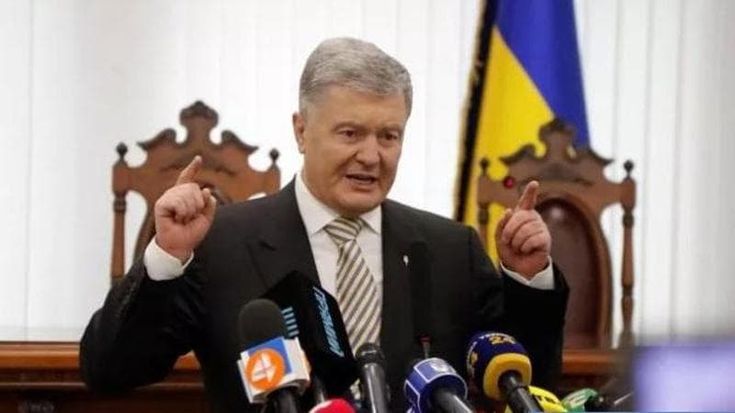 Ucraina, scoppia il caso Poroshenko: “Zelensky non l’ha fatto uscire dal Paese, c’è un’involuzione autoritaria”