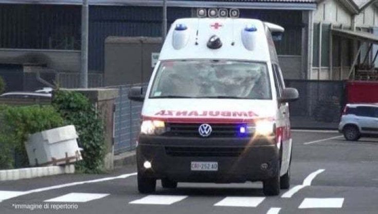 Dimentica le chiavi, si arrampica, cade dal balcone e muore a Torino
