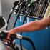Effetto Eni, prezzi giù ma di pochissimo nelle altre stazioni. L’Europa: “Meno consumi di energia”