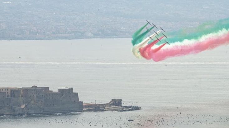 Le Frecce Tricolori sorvolano il lungomare e piazza Plebiscito