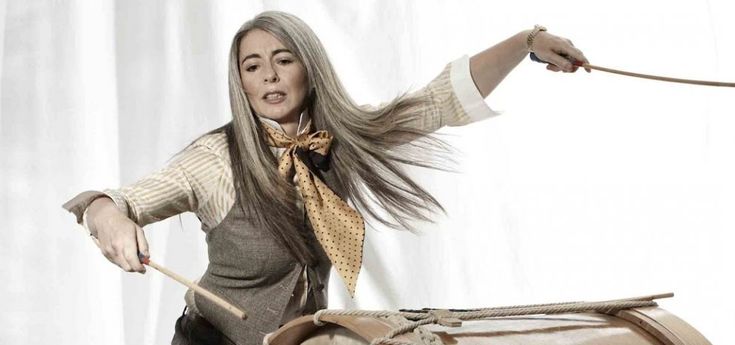 Evelyn Glennie, la percussionista sorda che ascolta la musica con il corpo