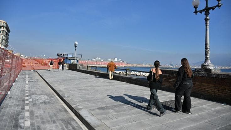 Napoli, lavori sul lungomare: aperto un primo tratto del marciapiede restaurato