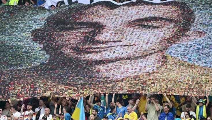 Euro 2024: “La pace ha un prezzo”, lo striscione dei tifosi dell’Ucraina allo stadio