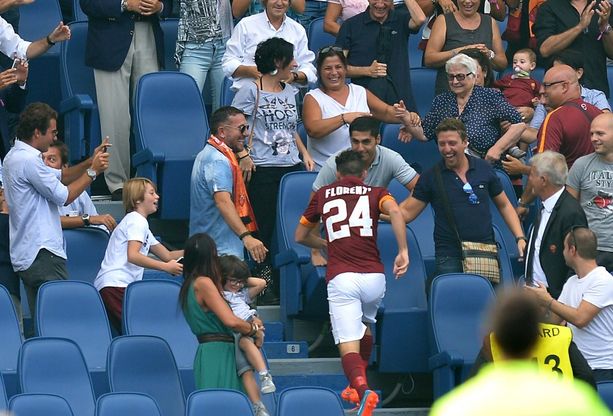 Florenzi segna e corre dalla nonna in tribuna: fotosequenza