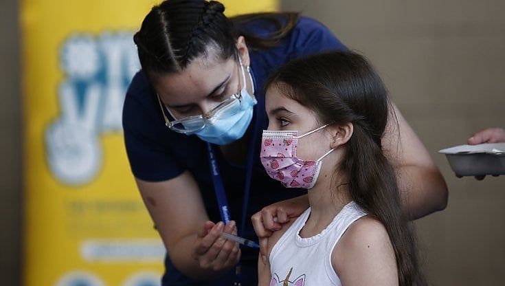Covid, nel Barese contagi in calo nell'ultima settimana: 1.509 casi ogni 100mila abitanti. Vaccinato il 51% dei bambini