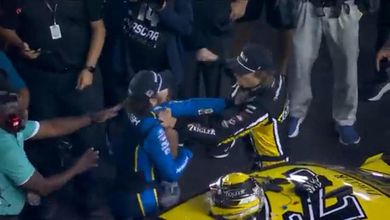 Nascar, botte e caos ai box per un tamponamento: i piloti si prendono a pugni dopo la gara