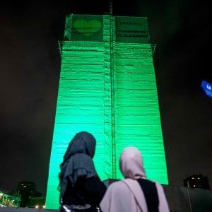 Un anno dopo Londra piange i morti della Grenfell tower: "Vogliamo giustizia"