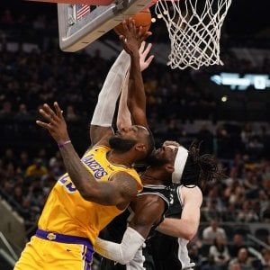 Basket, Nba: Lakers e Bucks sull'ottovolante con LeBron e Antetokounmpo, sorride Gallinari