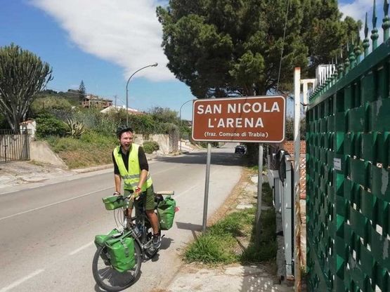 Un infermiere francese gira l'Europa in bici per raggiungere tutte le città dedicate a San Nicola