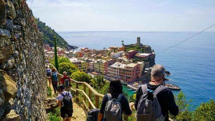 Senso unico, totem e nuove tariffe trekking card: come affrontano le Cinque Terre i giorni da “bollino rosso”