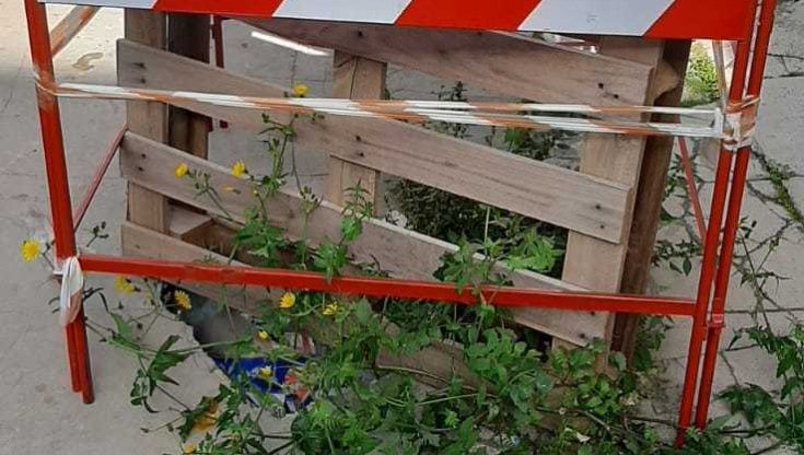 Piazza Mormino, la buca dimenticata dove cresce anche l'erba