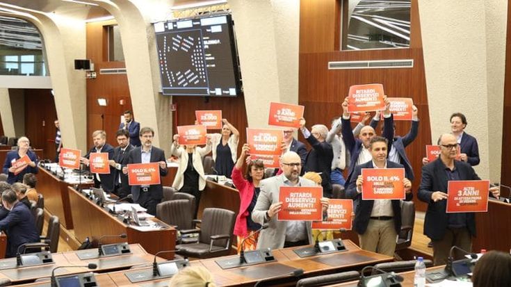 “Da destra solo mance”: la protesta del Pd in aula contro Regione Lombardia