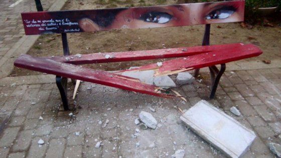 Torino, distrutta una "panchina rossa", simbolo della lotta alla violenza contro le donne