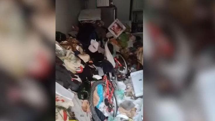 Vive sommerso dai rifiuti, un amico chiede aiuto per lui: un uomo di 60 anni soccorso a Corato