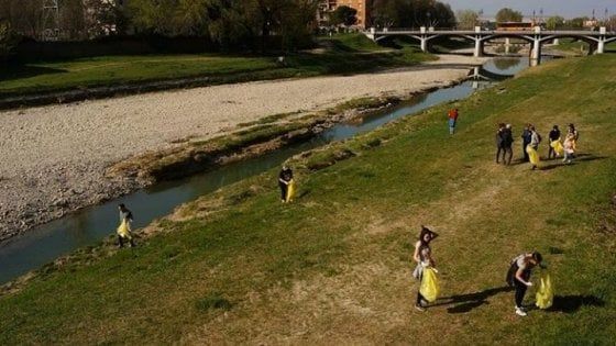 I monnezzari di Parma: gli studenti ripuliscono la città 