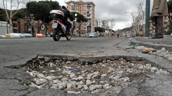 Ulteriore elogio delle buche di Napoli