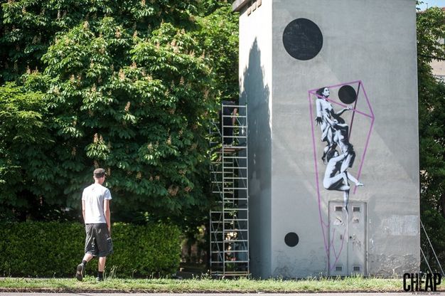 Street art a Bologna: il "limite" secondo Carne sulla torretta Enel
