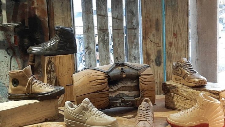 Gli artigiani di Ragusa che realizzano in legno le scarpe dei campioni dello sport