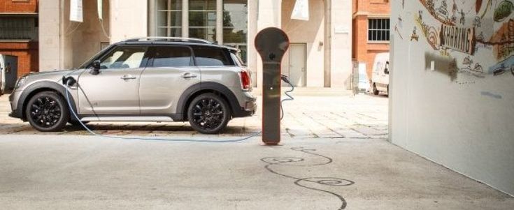 Ibrida e con la spina, ecco la nuova Mini