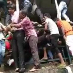 India: calca in una stazione treni a Mumbai, almeno 22 morti