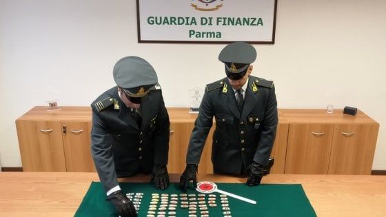 Parma, la Finanza arresta un corriere con un kg di droga nello stomaco
