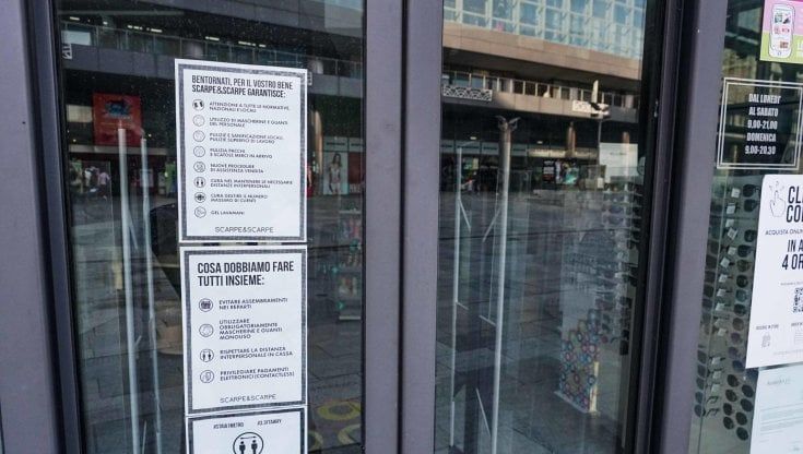 Decreto riaperture, salta riavvio dei centri commerciali nel week end. Protesta di Lega e Fdi. Nessun divieto per le spiagge
