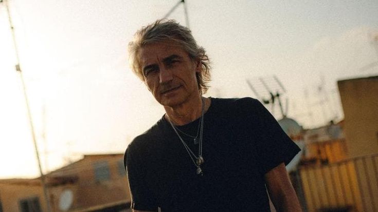 Totti, i camerieri, le buche e gli autobus in fiamme, Roma secondo Ligabue
