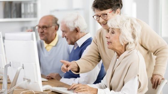Il web conquista i "nonni", siti di incontri inclusi