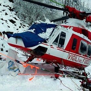 Torino, atterraggio d'emergenza per il volo d'addestramento dell'elicottero dei vigili del fuoco