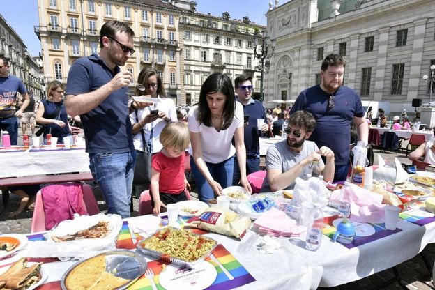 Torino, pranzo in piazza delle famiglie Arcobaleno