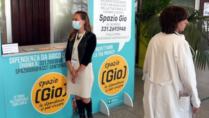 Cos'è la "Internet addiction", la malattia di cui molti soffrono senza neanche saperlo: in Italia seguiti 3.600 malati di gioco e social 