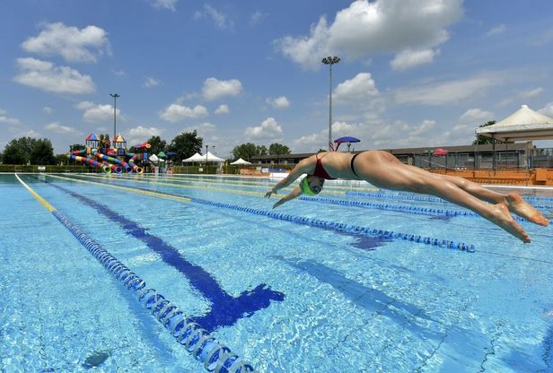 È tempo di tornare in piscina: a Moletolo il primo tuffo post lockdown - Foto