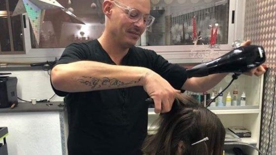 Ischia, il parrucchiere apre di lunedì per i meno abbienti: “Mi ripaga il loro sorriso”