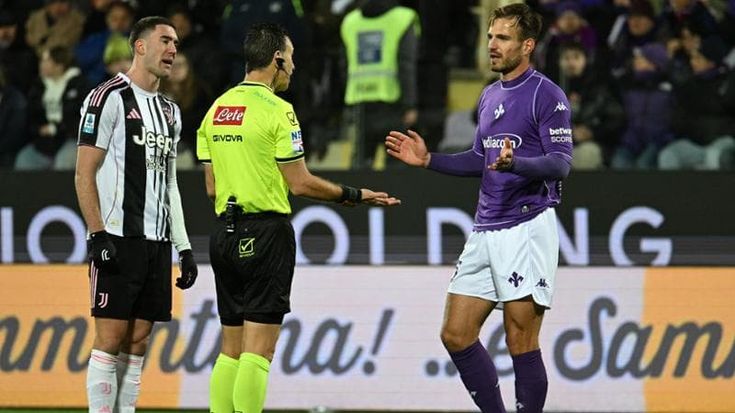 Il rigore negato, poi i cori razzisti a Vlahovic: l’arbitro Doveri sospende 1’ Fiorentina-Juventus