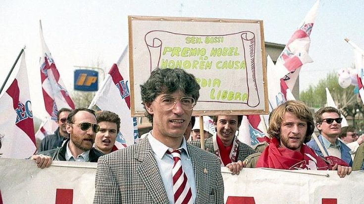 Bossi, a Milano salta l’evento per il “Sì” al Referendum e diventa un ricordo per il Senatùr