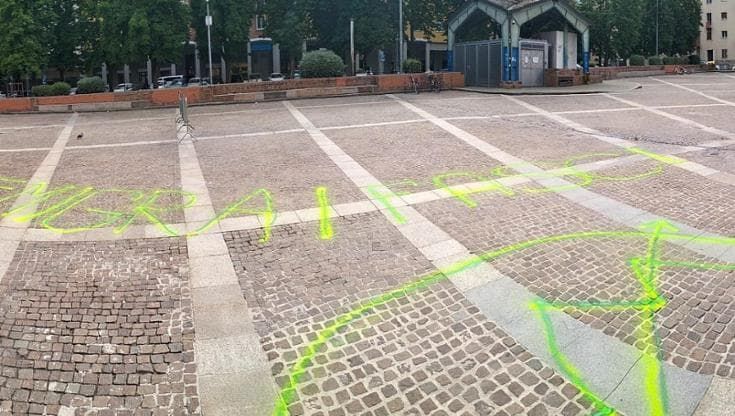Scritte in piazza della Pace contro il presidio di Remigrazione e riconquista