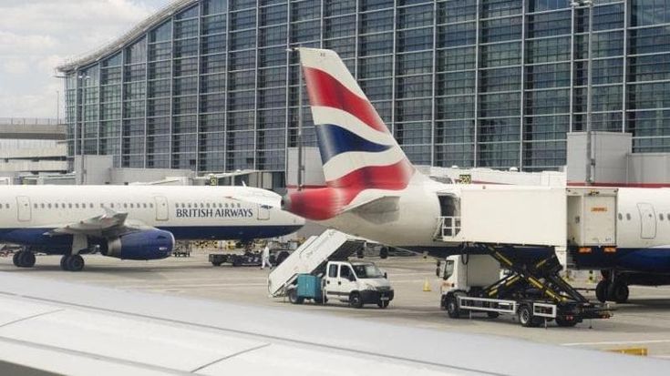 Supera i controlli e prende l’aereo per Oslo senza biglietto. Beccato solo perché il volo era pieno