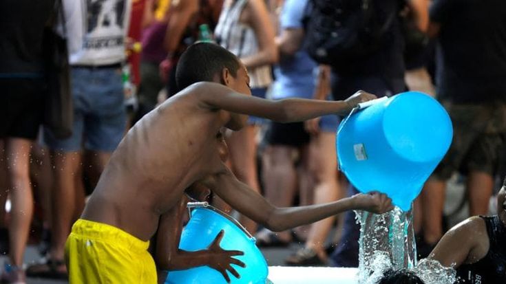 Spin Time, i 90 bambini e le piscinette gonfiabili in strada. Da Verdone a Sorrentino: “Solidarietà”