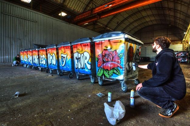 Bari, i bidoni diventano un'opera di street art: "Dal letame nascono i fior"