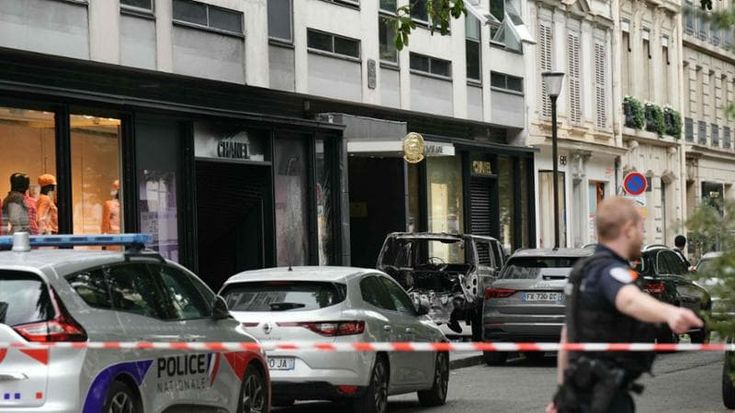 Maxi rapina a Parigi, con l’auto contro la vetrina di Chanel sugli Champs Elysée: fuggono con un bottino da milioni di euro